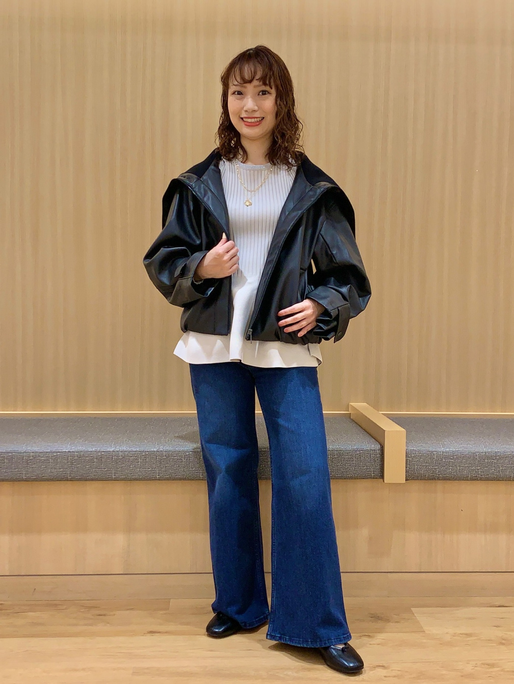 ソフトフレアジーンズ2、ダブルチェーンコインネックレス」の着用