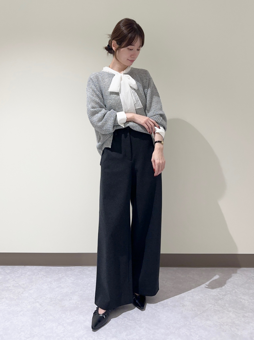 ストレッチツイルベルテッドジレ、ナイロンボウタイブラウス」の着用