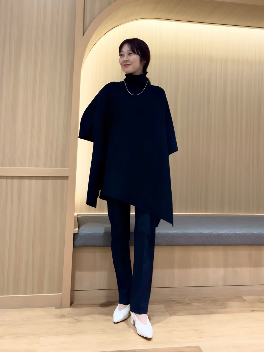 白いパンプスを差し色にしたコーデ