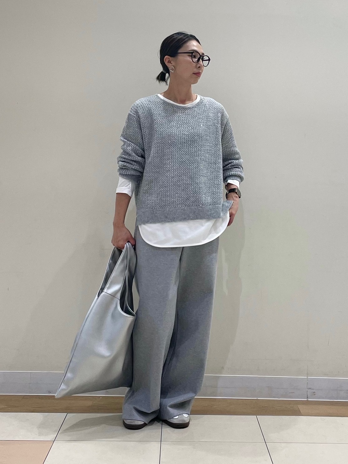 杢グレーのニットにライトグレーのパンツを合わせたコーデ