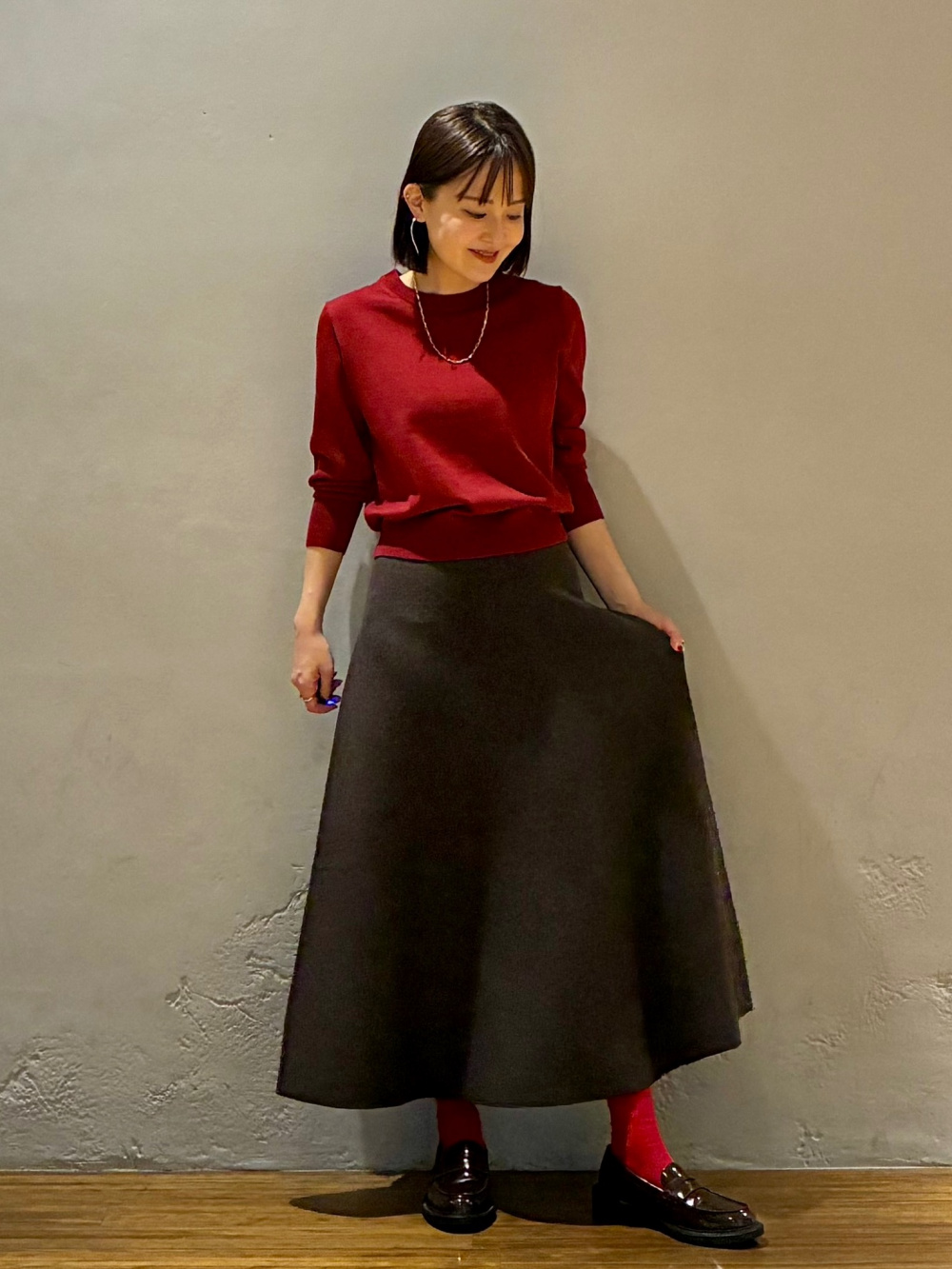 赤い靴下を差し色にしたコーデ