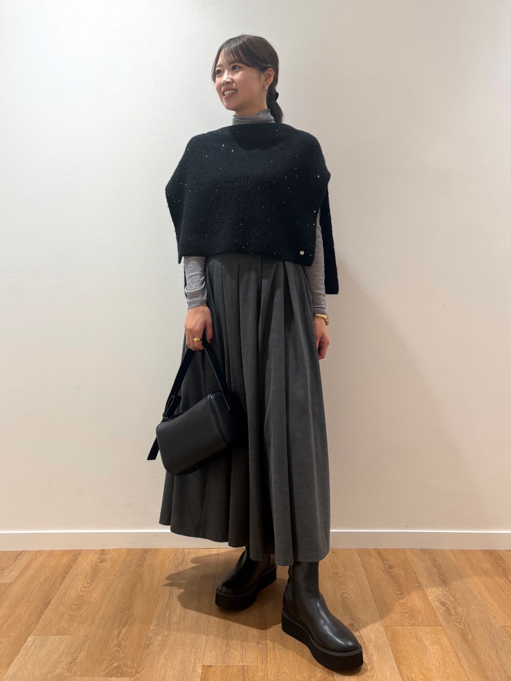 ラメシアーリブタートルネックセーター、スパンコールニットケープ」の