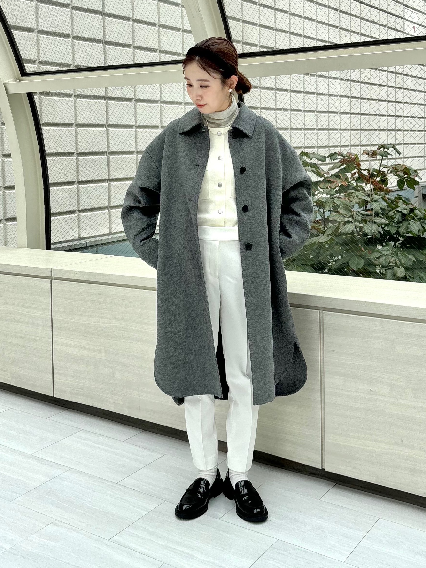 コートと白パンツのコーデ
