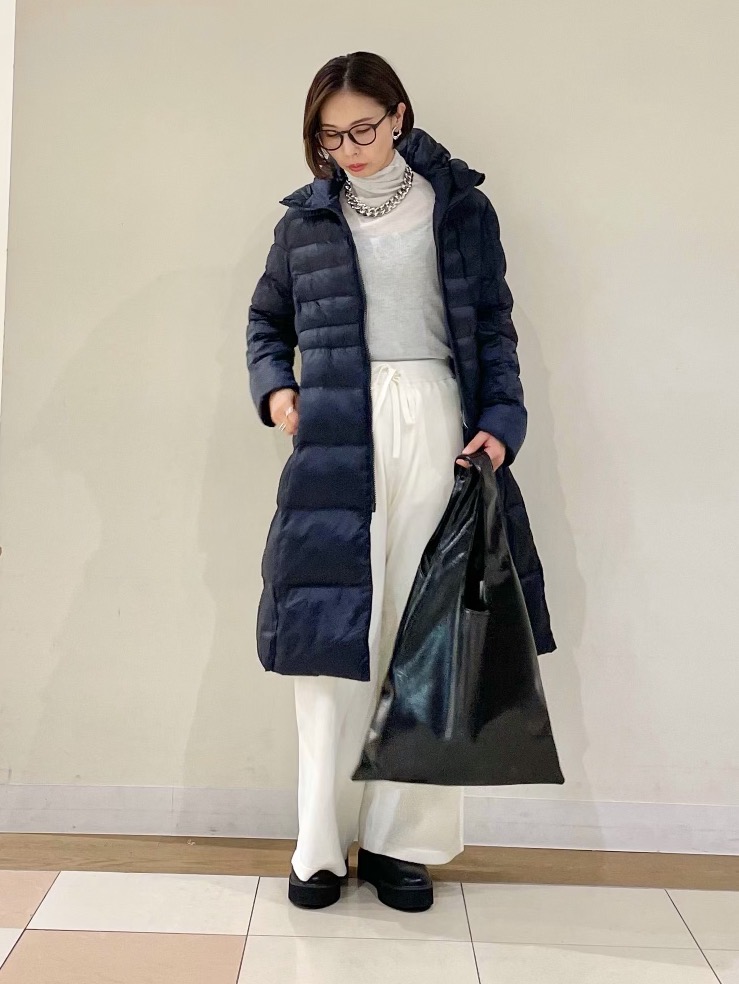 黒のパデッドロングコートのコーデ