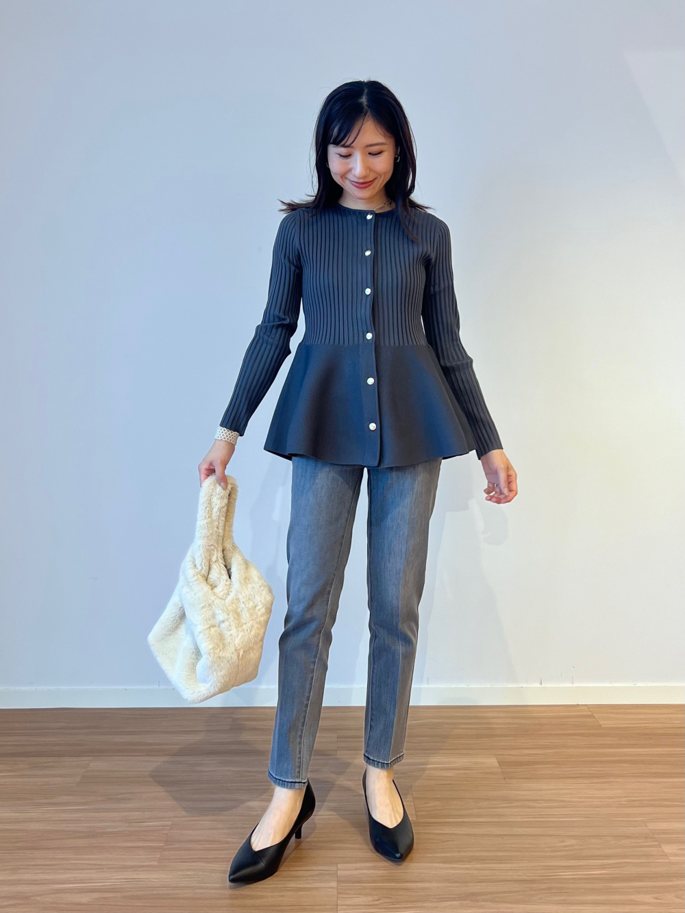 ホールガーメント®ペプラムカーディガン」の着用コーディネート| プラステ