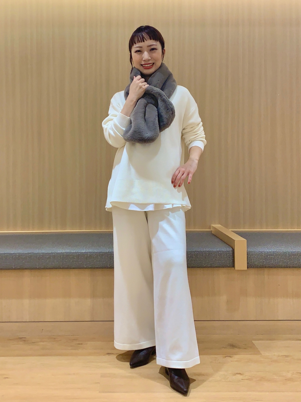グレーのマフラーをホワイトコーデの差し色にしたコーデ