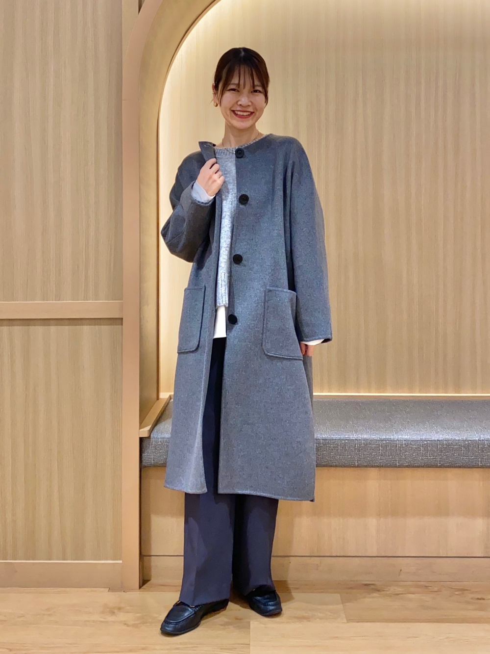 ウールブレンドリバーカラーレスロングコート、ワイドパンツ（ウォーム