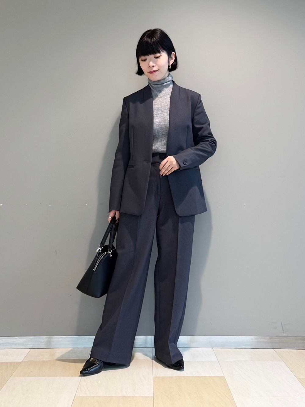 ツイードペプラムジレ、トリアセブレンドテーパードパンツ」の着用
