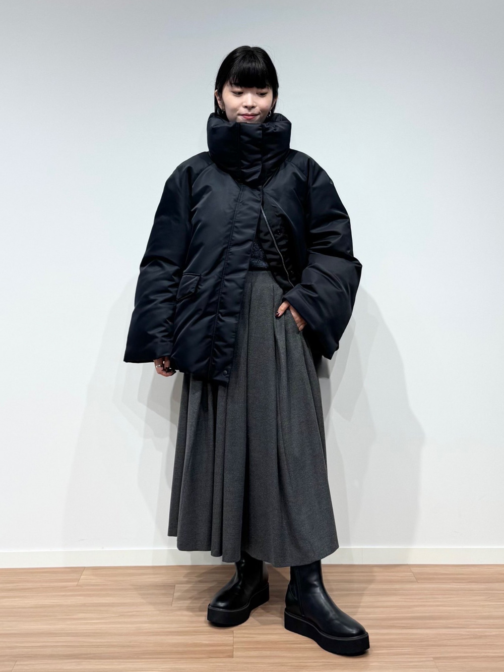 スタンドカラーパデッドブルゾン、タックボリュームスカート」の着用