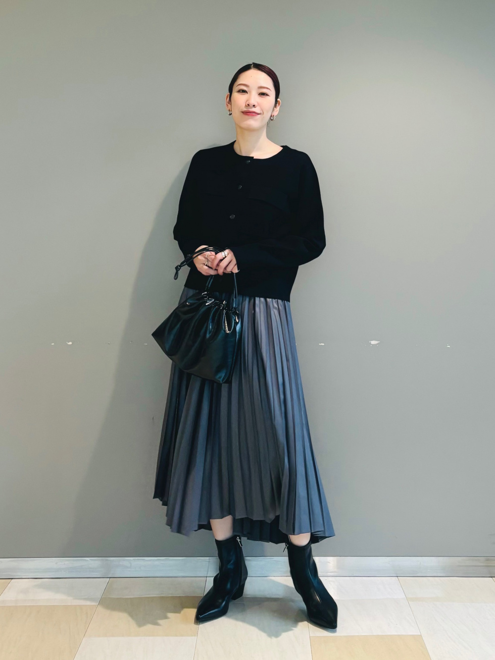 サテンイレギュラーヘムプリーツスカート」の着用コーディネート| プラステ
