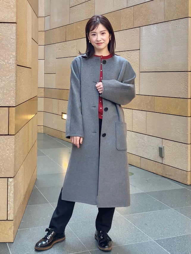 グレー×レッドのコーデ