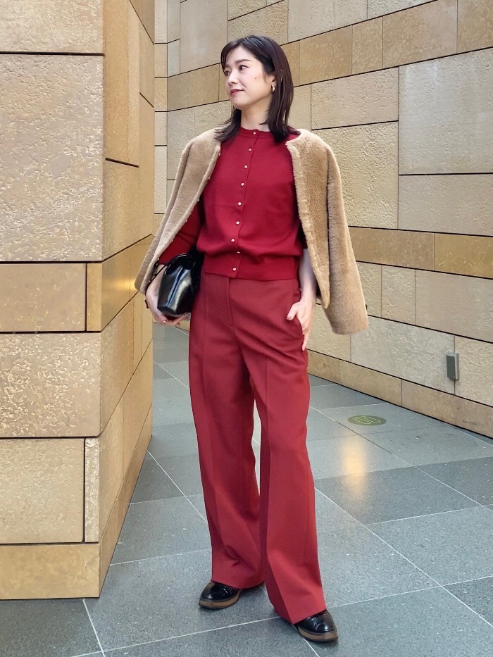 レッド×ベージュコーデ