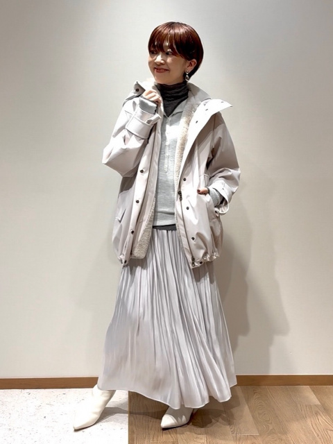 ホワイトベージュの裏地付きマウンテンパーカのコーデ