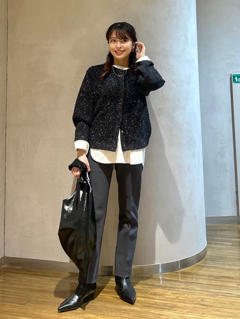 ニットフレアワンピース、ギャザーショルダーバッグ」の着用