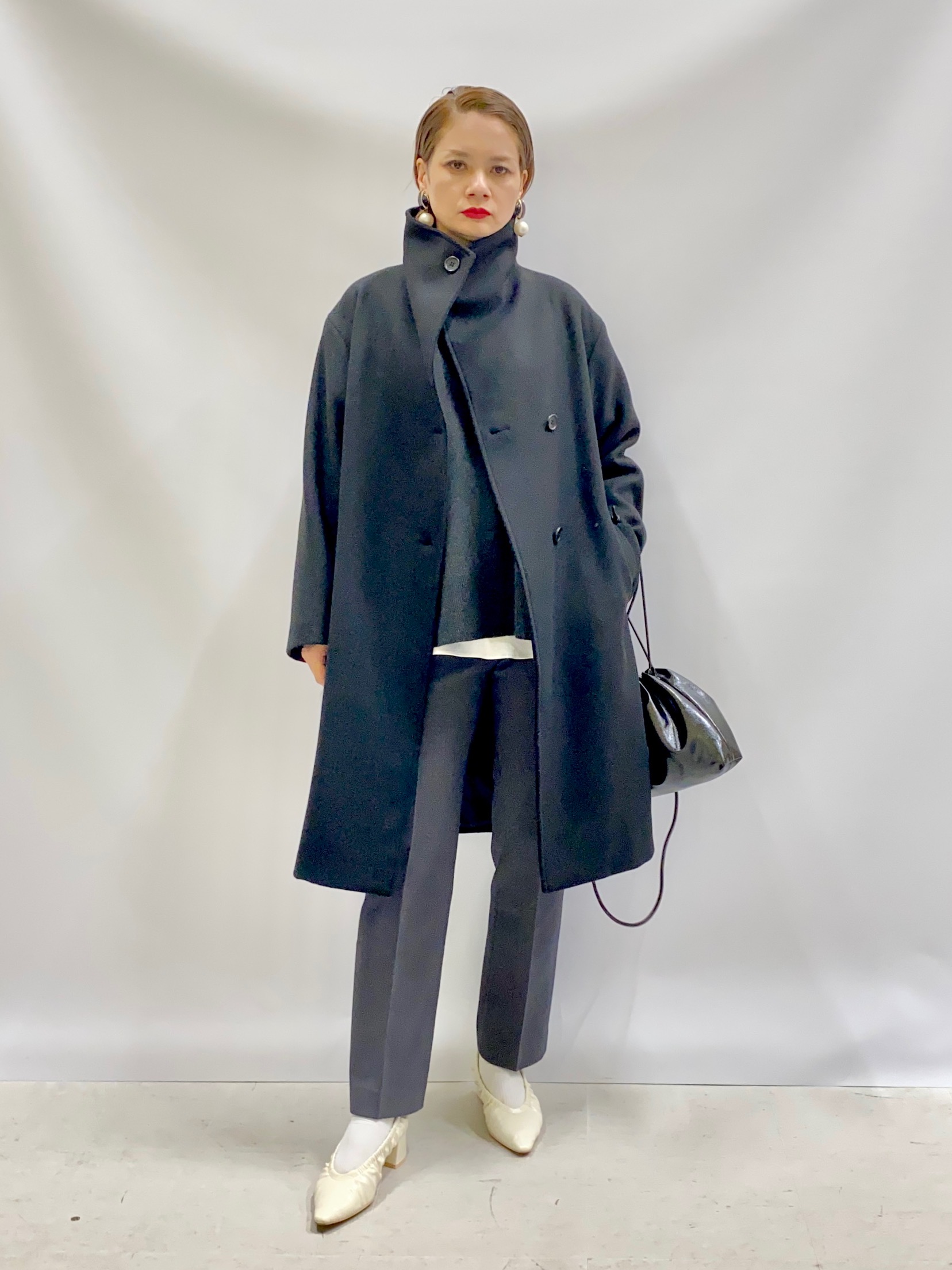 グレーのワントーンに白を効かせたコーデ