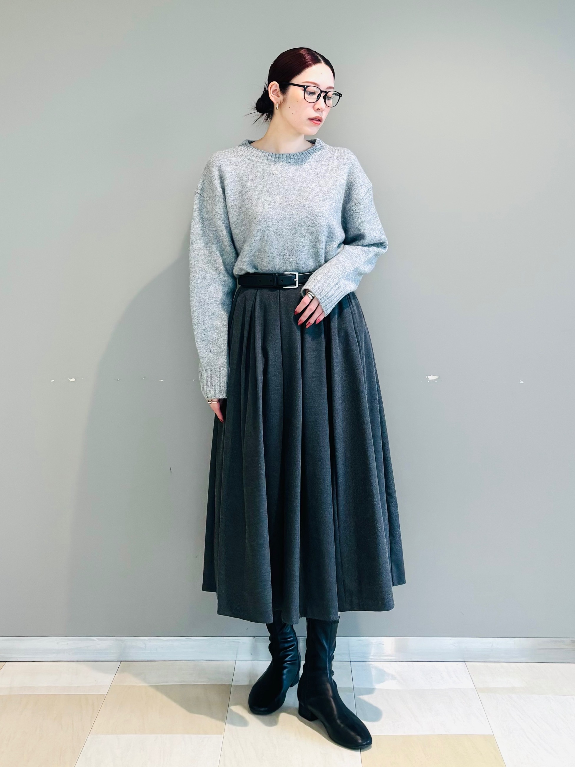 ニットにタックスカートを合わせたコーデ