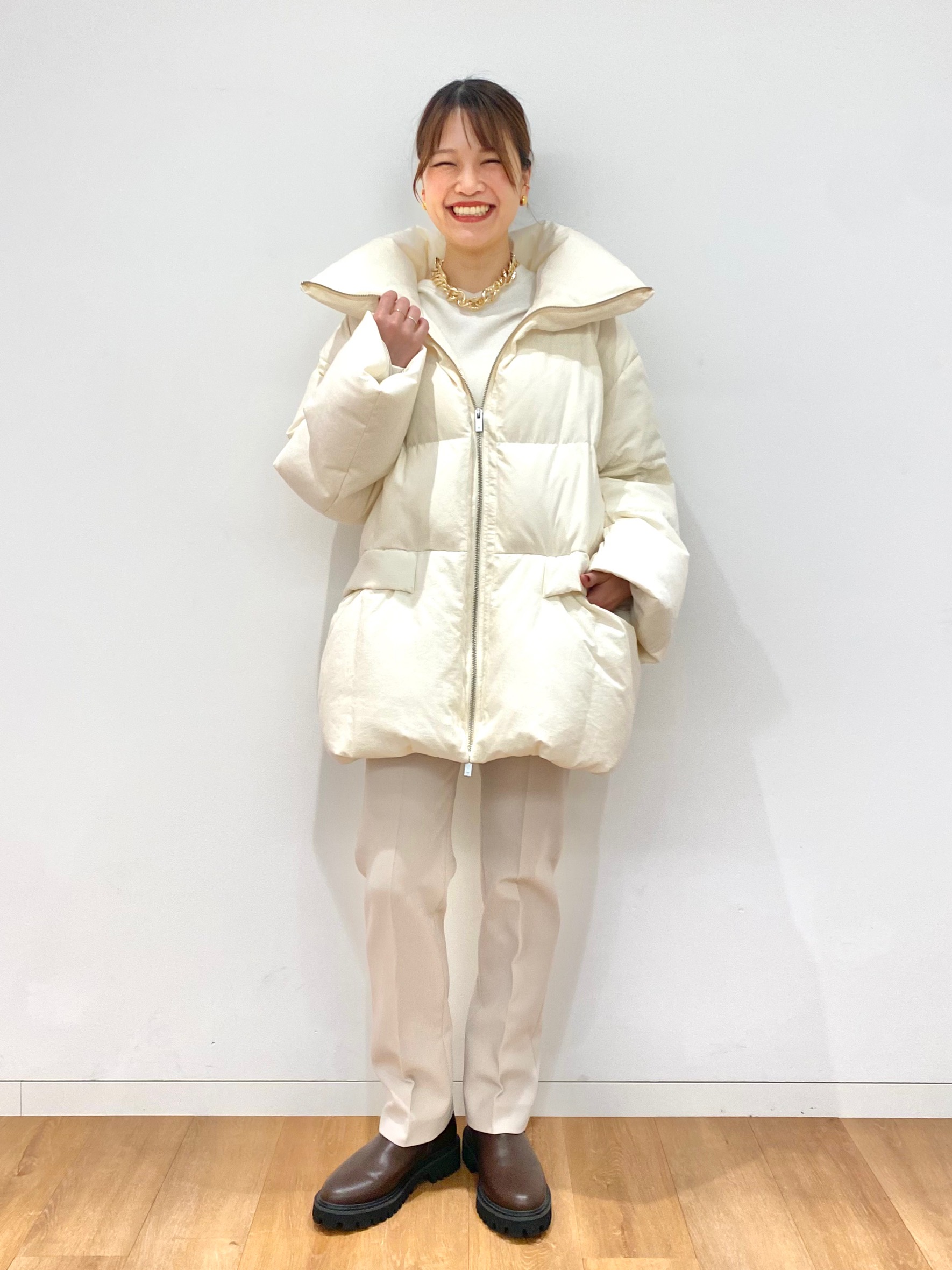 ホワイトのオーバーサイズダウンコートのコーデ