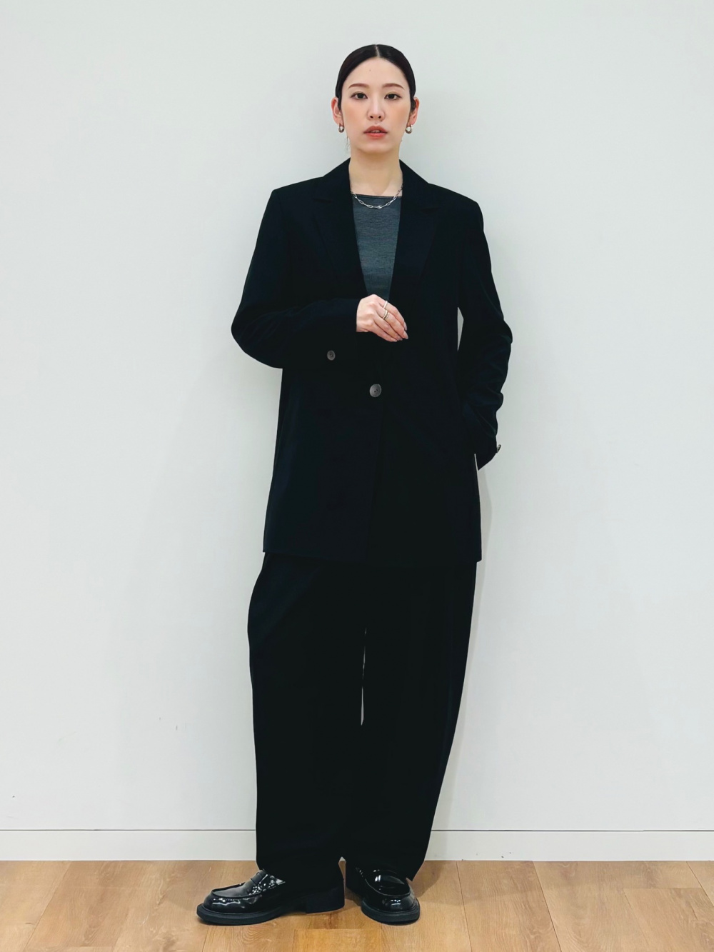 ウールブレンドオーバーサイズジャケット、ニットフレアワンピース」の