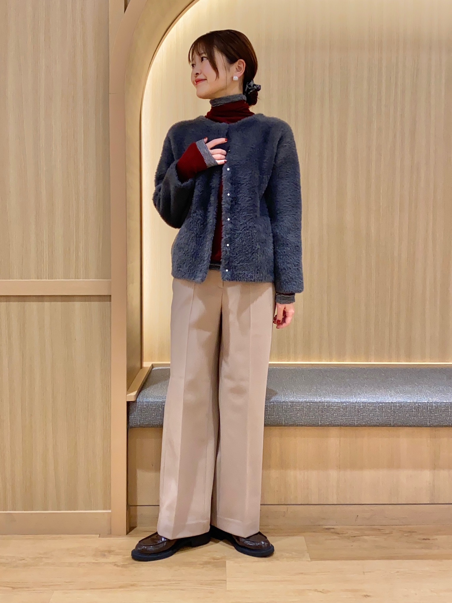 グレーのフェザーヤーンカーデにベージュのパンツを合わせたコーデ