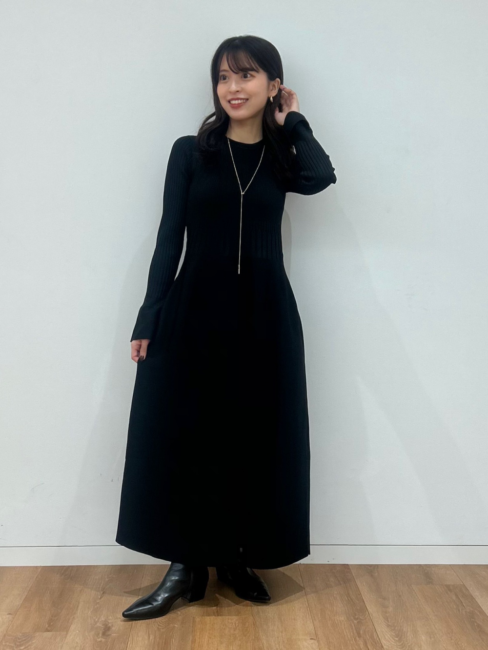 ニットフレアワンピース、ジオメトリックニットストール」の着用