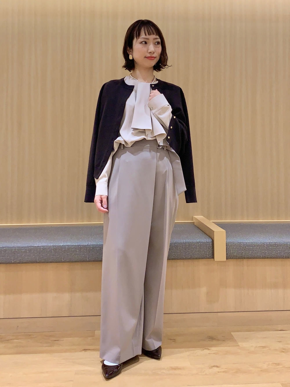 メリノウールブレンドメタルボタンカーディガン」の着用コーディネート