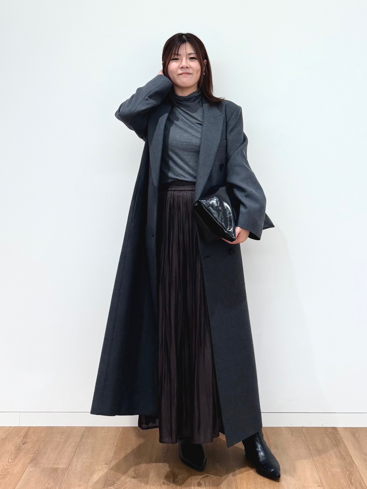 グレーのシアーニットとブラウンスカートのコーデ