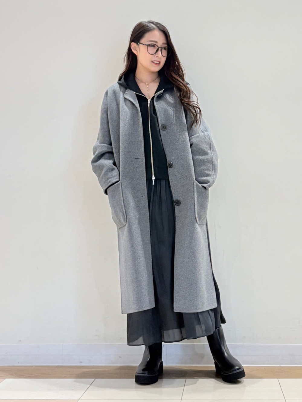 スタンドカラーパデッドブルゾン、タックボリュームスカート」の着用