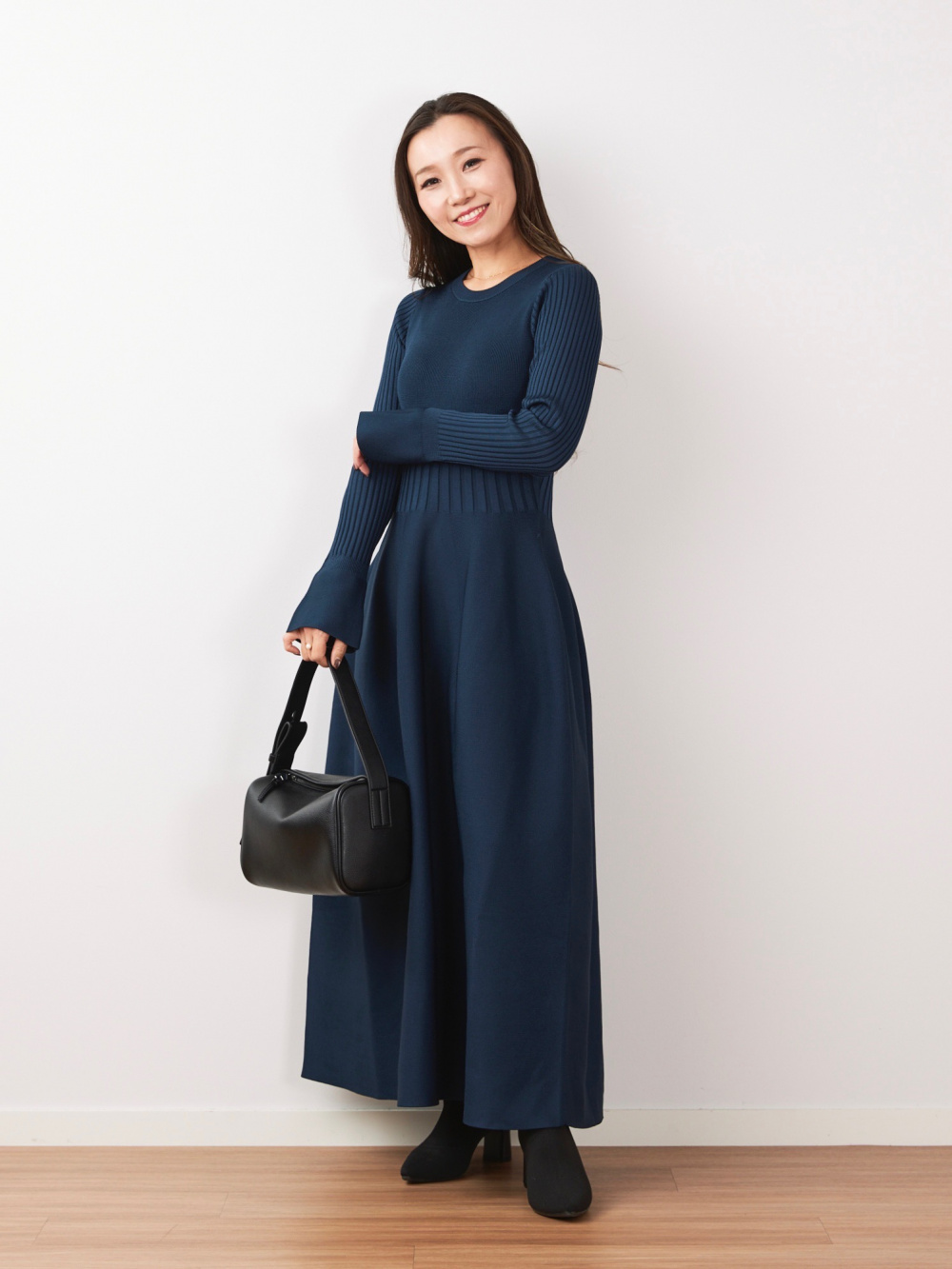ニットフレアワンピース、ソフトショルダーバッグ」の着用