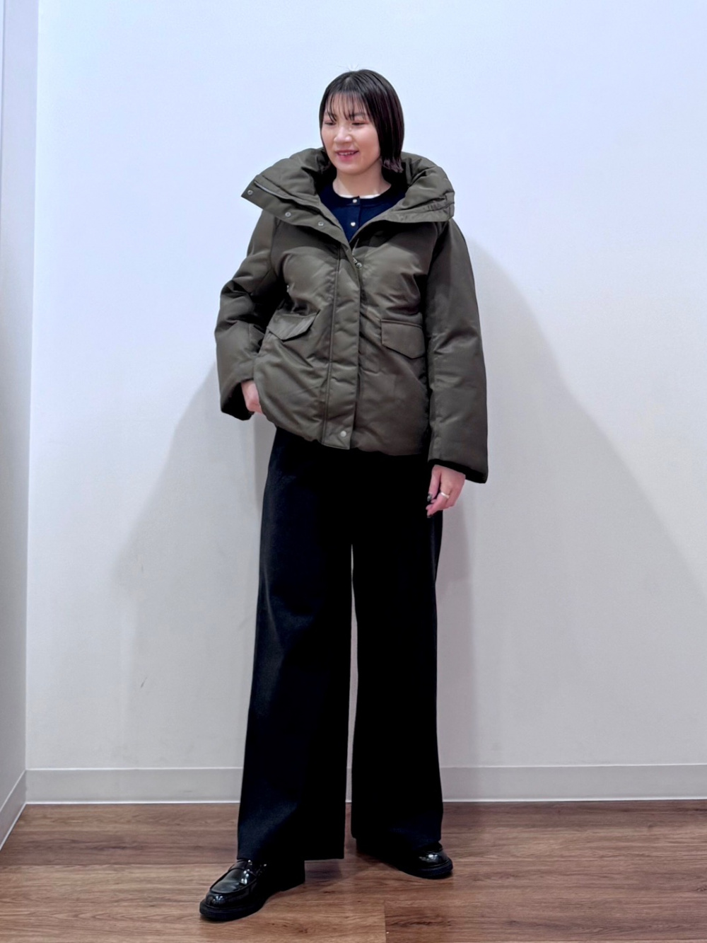 スタンドカラーパデッドブルゾン、タックボリュームスカート」の着用