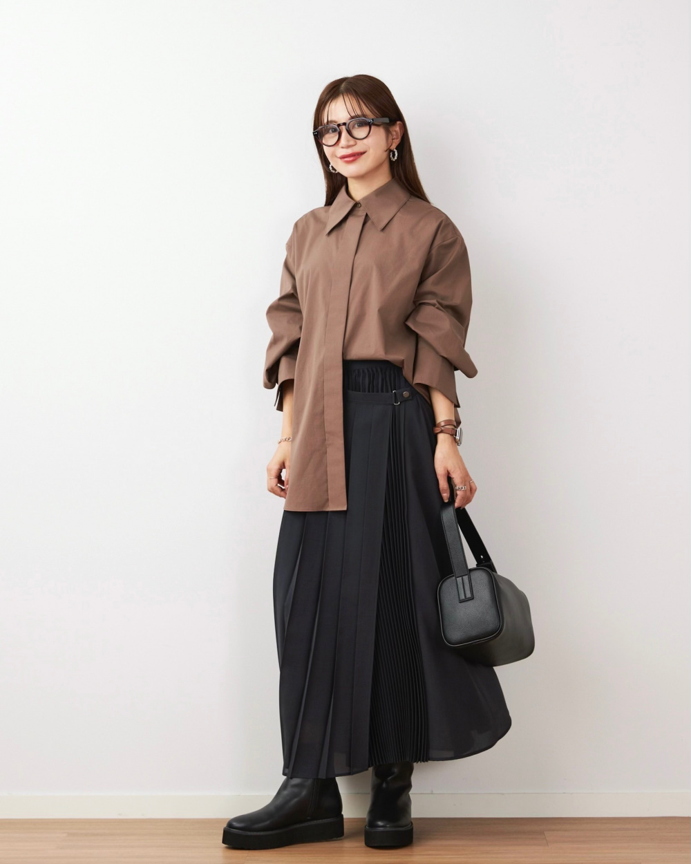 ニットフレアワンピース、ソフトショルダーバッグ」の着用