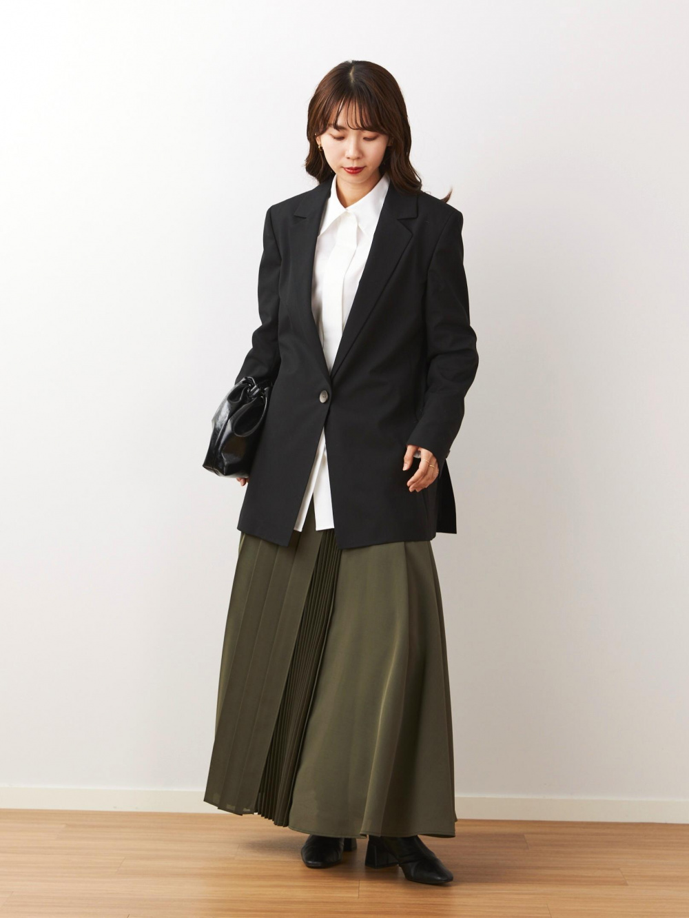 ウールブレンドオーバーサイズジャケット、ニットフレアワンピース」の