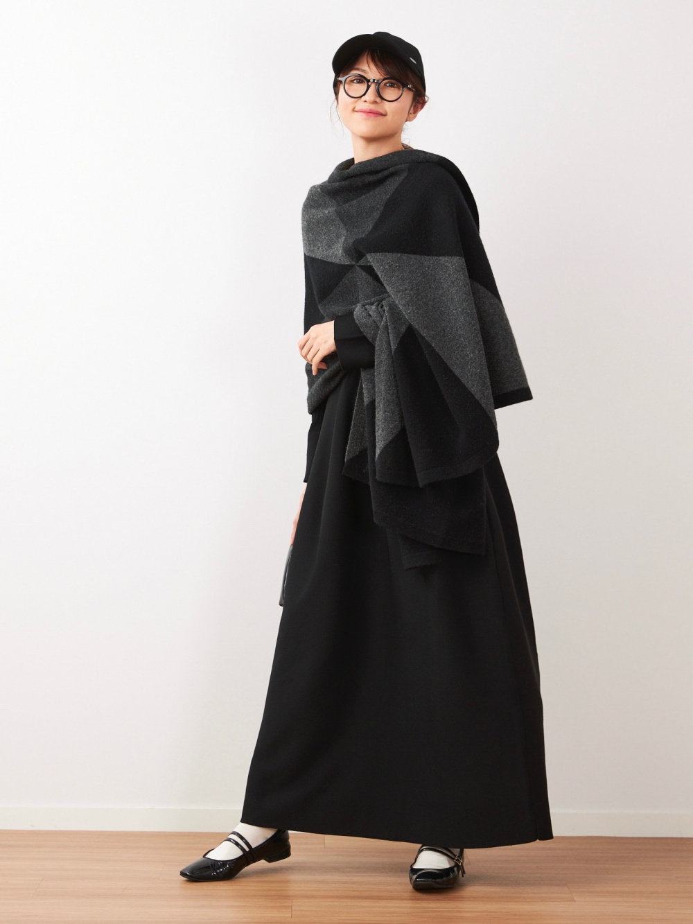 ニットフレアワンピース、ジオメトリックニットストール」の着用