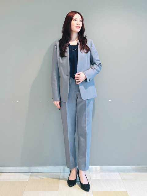 ブルーグレーのスーツコーデ