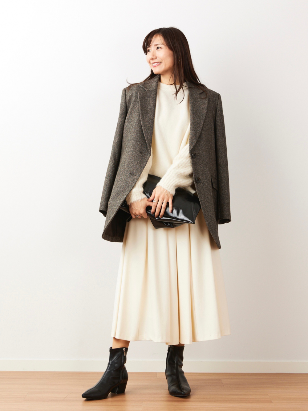 スタンドカラーパデッドブルゾン、タックボリュームスカート」の着用