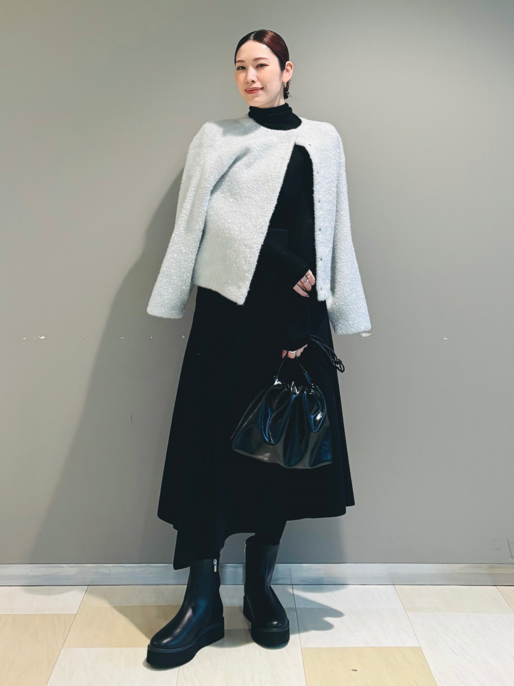 スタンドカラーパデッドブルゾン、タックボリュームスカート」の着用