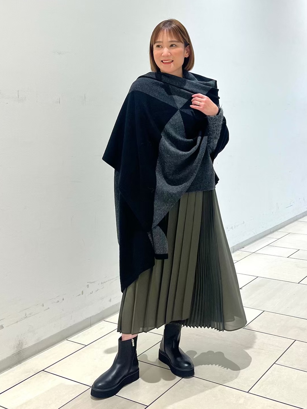 プリーツスカートとニットのコーデ