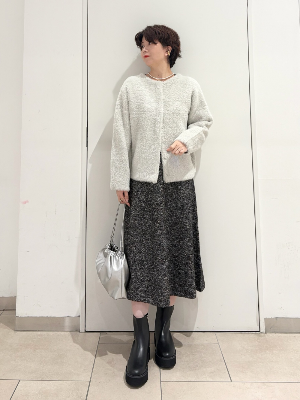 スタンドカラーパデッドブルゾン、タックボリュームスカート」の着用