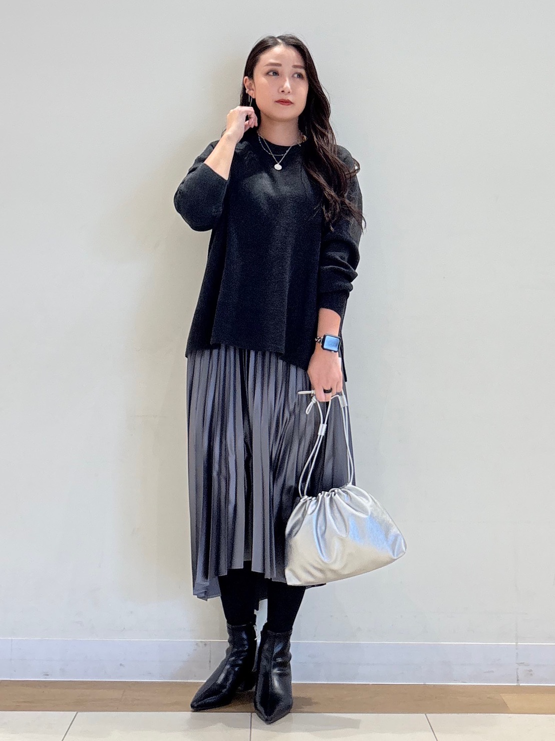 チャコールグレーのスカートにライトグレーのトップスを合わせた簡単ワントーンコーデ