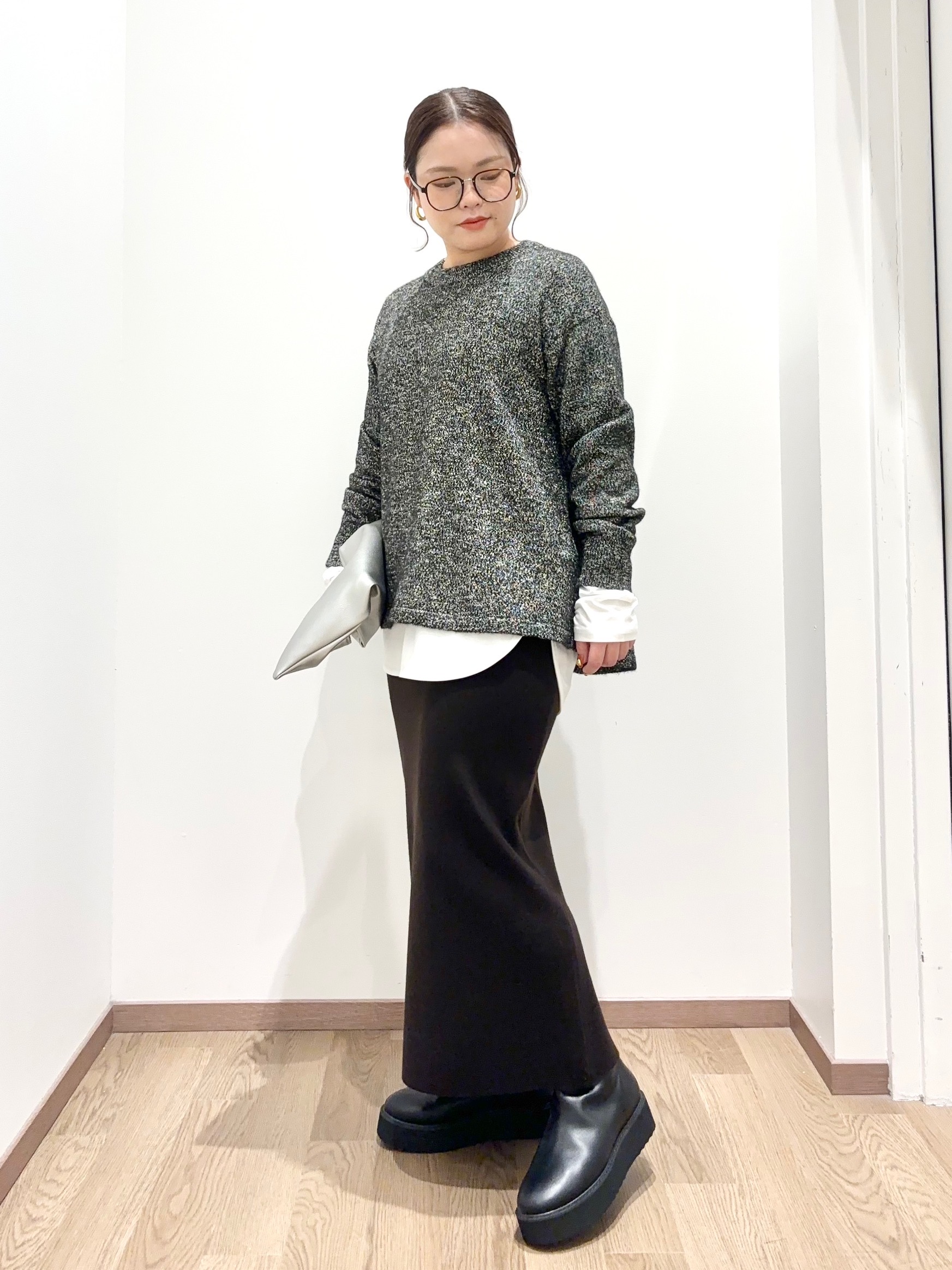 ダークトーンのチャコールグレーのニットアップコーデ