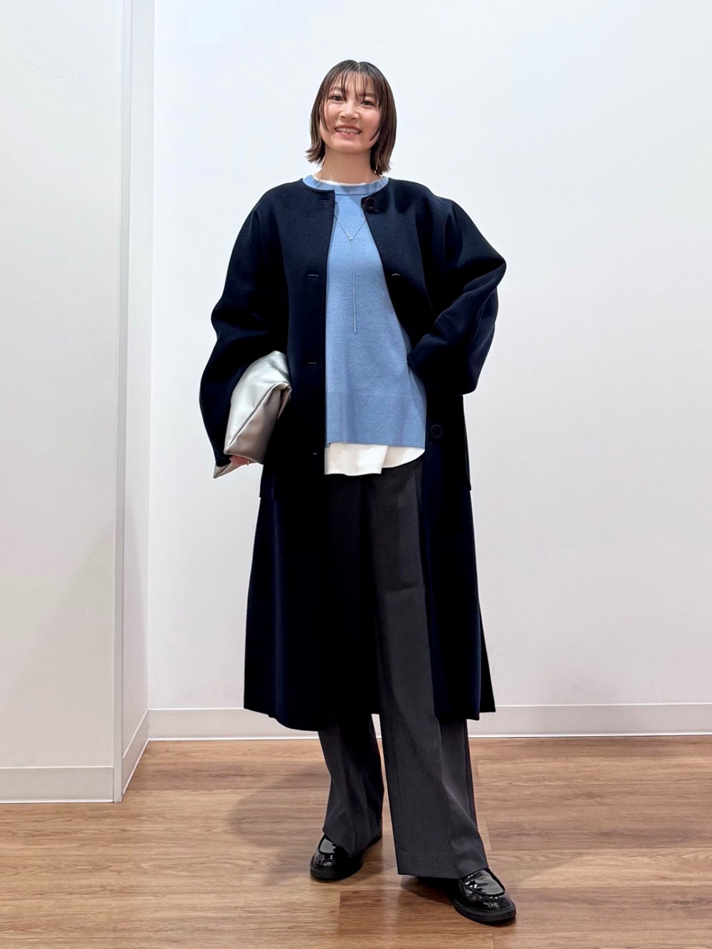 ウールブレンドリバーカラーレスロングコート、ワイドパンツ（ウォーム