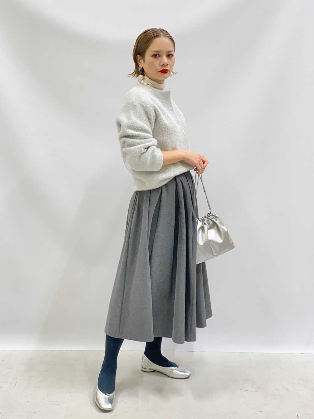 スタンドカラーパデッドブルゾン、タックボリュームスカート」の着用