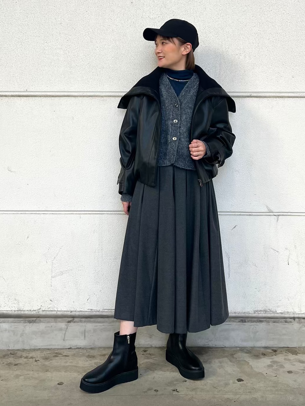 フェイクレザーブルゾンを羽織ったコーデ