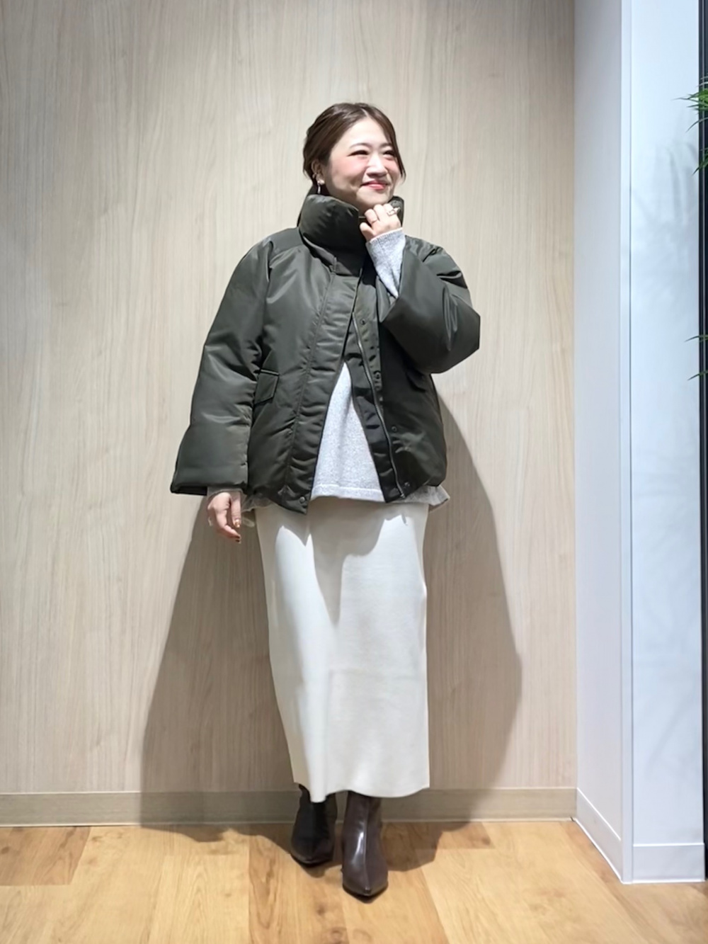 スタンドカラーパデッドブルゾン、タックボリュームスカート」の着用