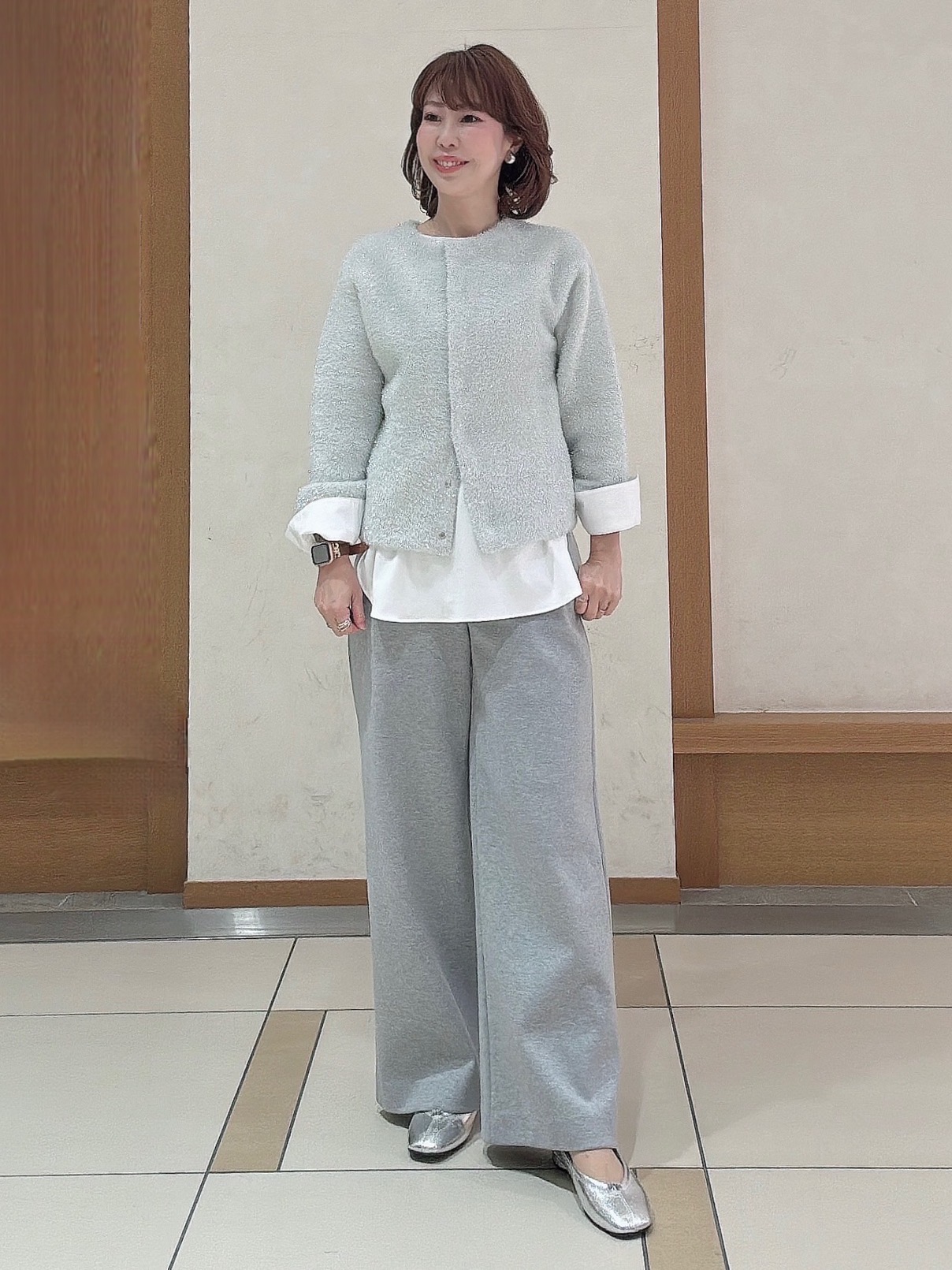 杢グレーのニットとパンツで楽しむ、冬の爽やかカジュアルコーデ