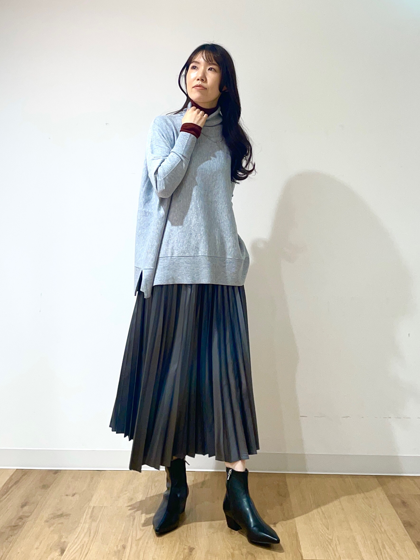 チャコールグレーのスカートにライトグレーのトップスを合わせた簡単ワントーンコーデ