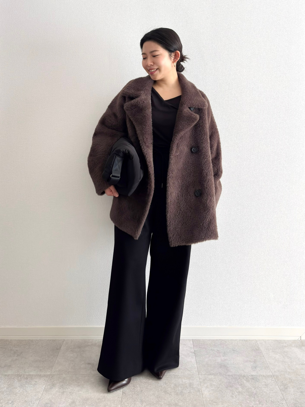 フェザーヤーンニットコート、2WAYビットローファー」の着用