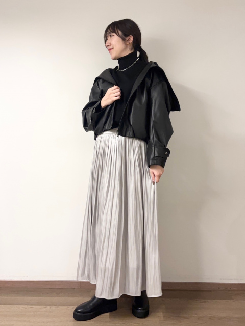 最低気温10度の日におすすめな、レザーを使ったフェミニンなコーデ