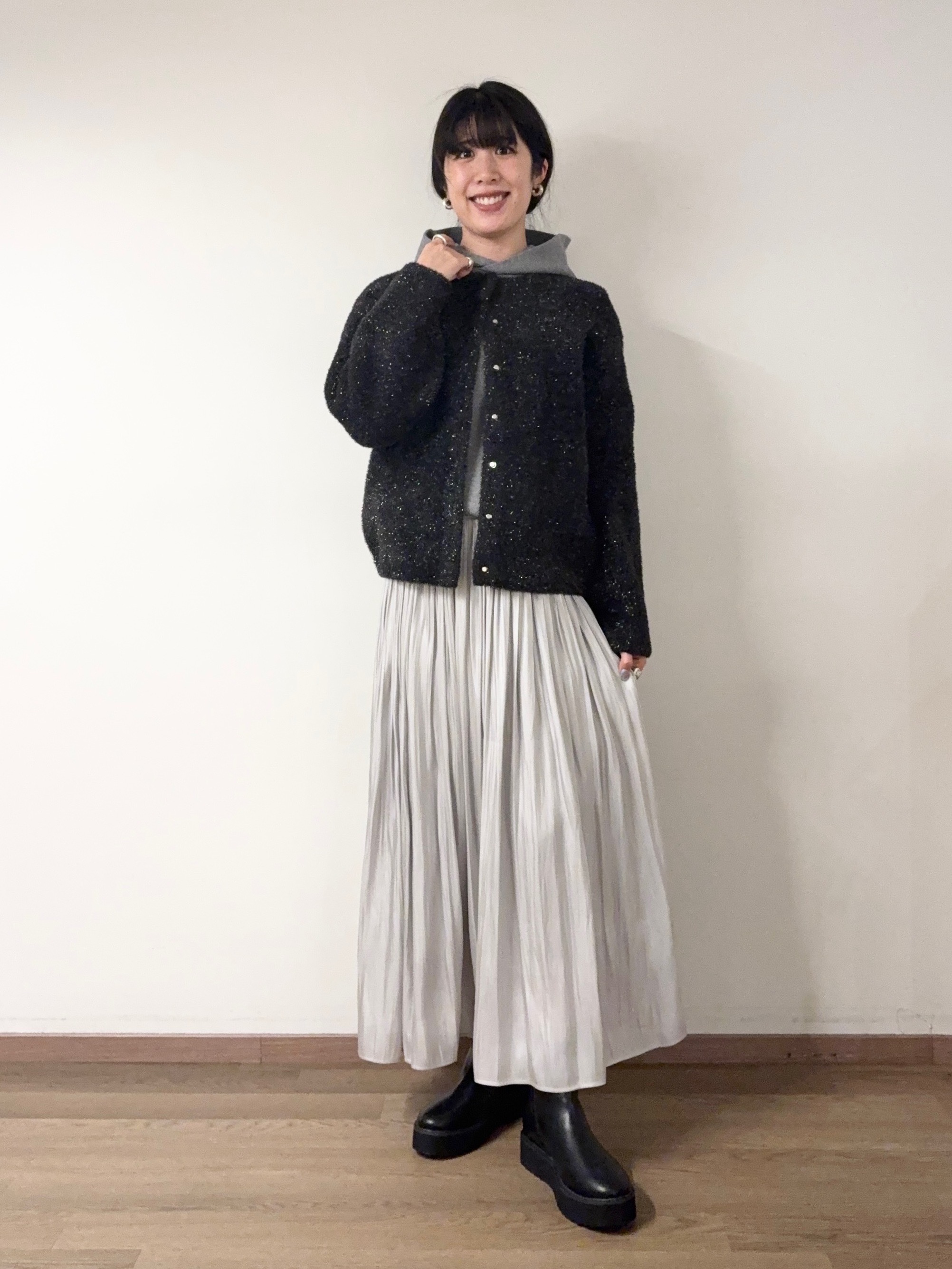 杢グレーパーカとサテンプリーツスカートを合わせたコーデ