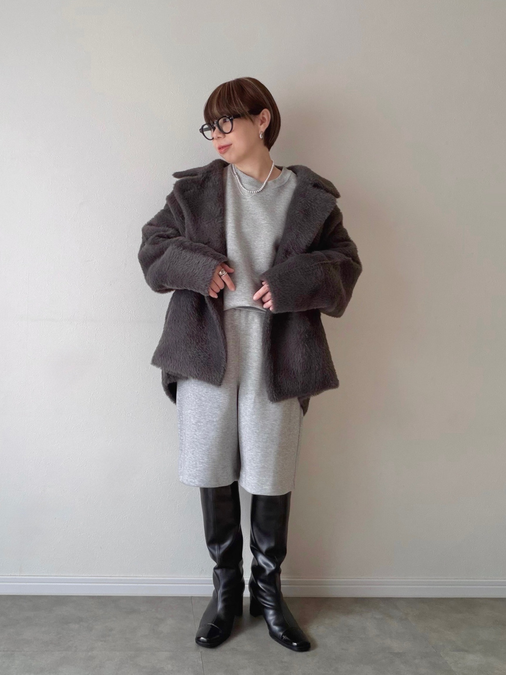 フェザーヤーンニットコート」の着用コーディネート| プラステ