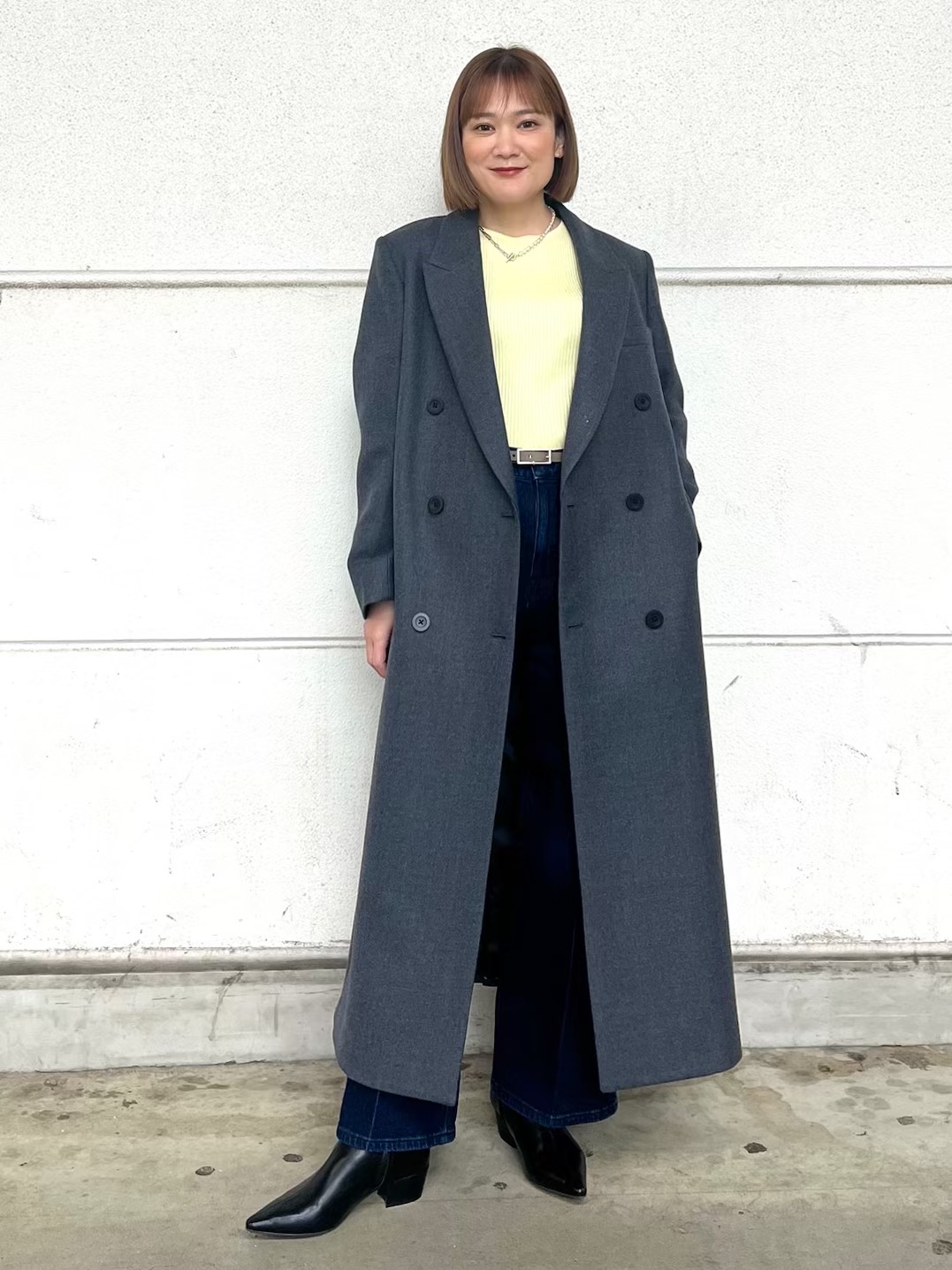 最高気温10度の日におすすめな、暖かな装いを淡いトーンで軽やかに仕上げた上品な冬スタイル